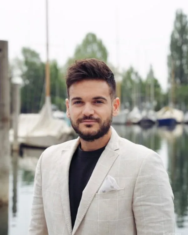 Portrait von Maik Heiligensetzer, Gründer und Geschäftsführer der SOLD AS SEEN AGENCY, im Yachthafen von Langenargen
