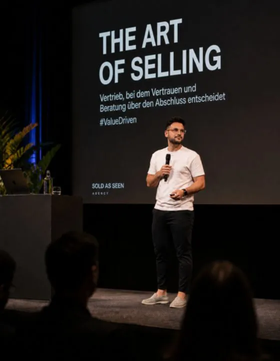 Maik Heiligensetzer auf der Bühne vor einer Präsentation mit dem Titel „The Art of Selling"